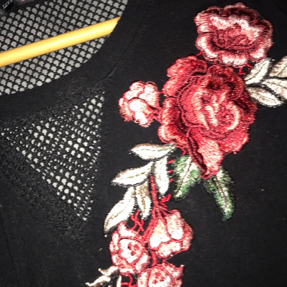 Flower patch black tee - Picture 2 of 2